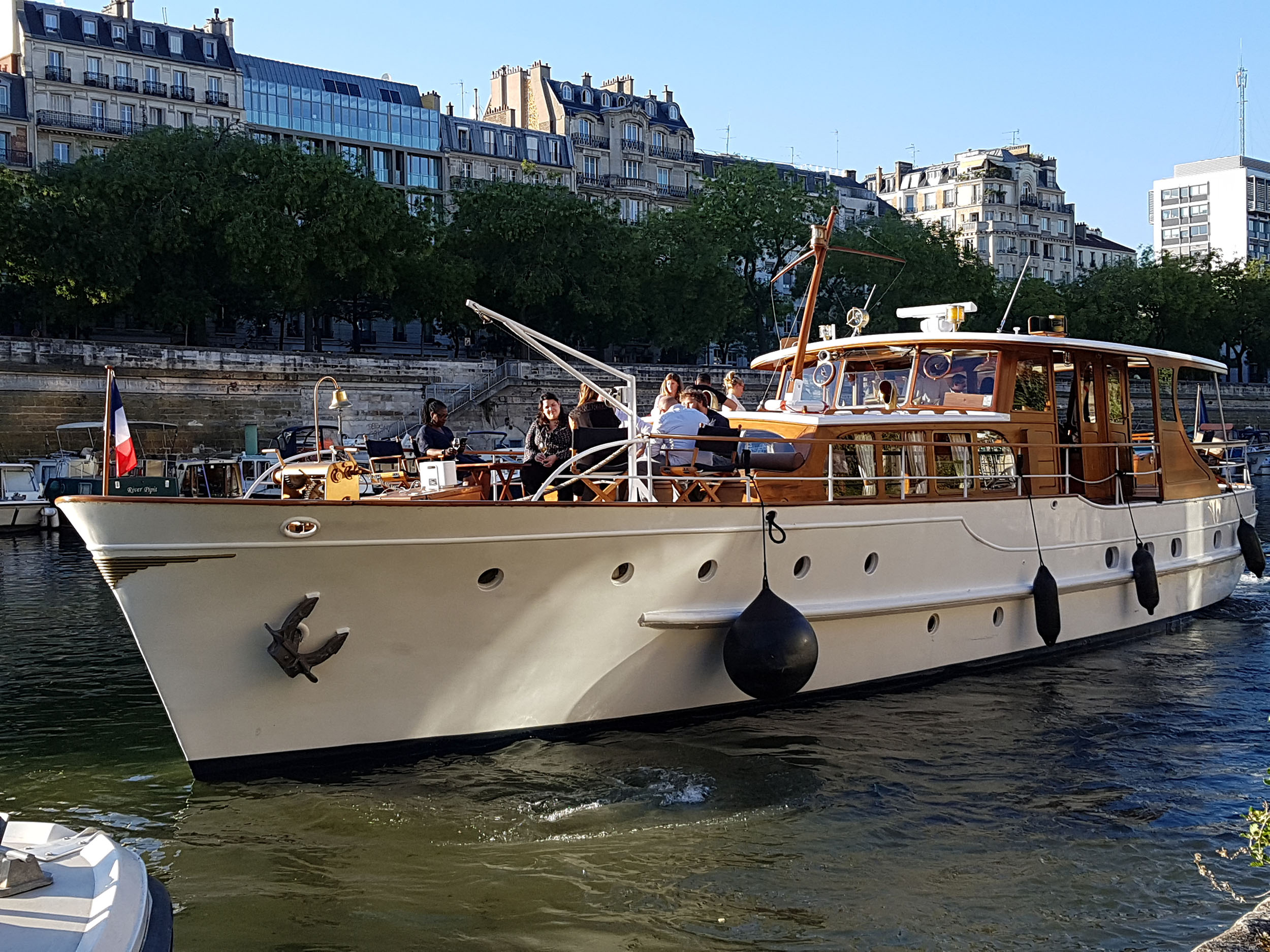 Dutch Motor Yacht, un des plus beaux yachts de la Seine à Paris