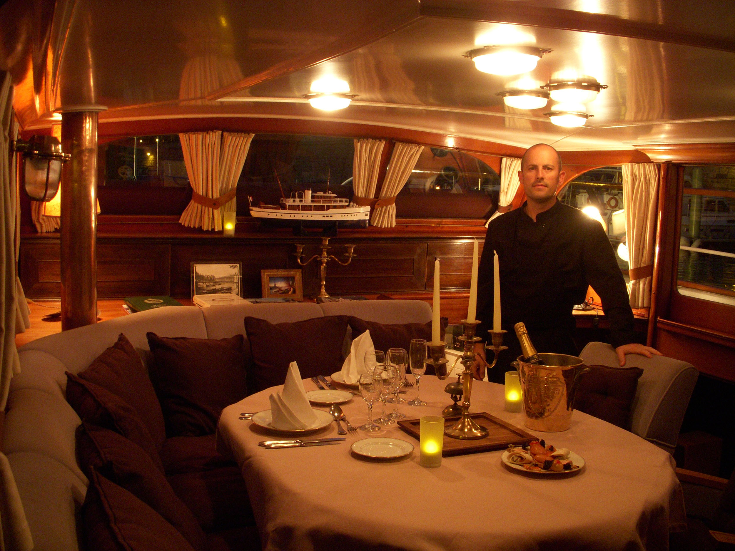Diner sur la Seine à bord d'un yacht