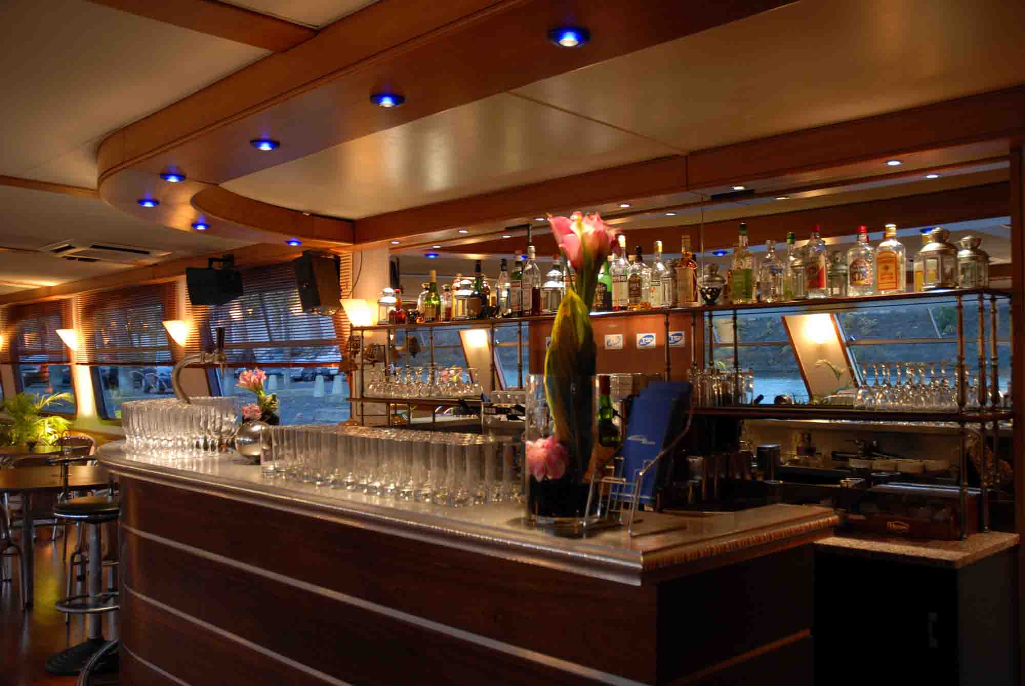 Bar du yacht Spirit of Paris