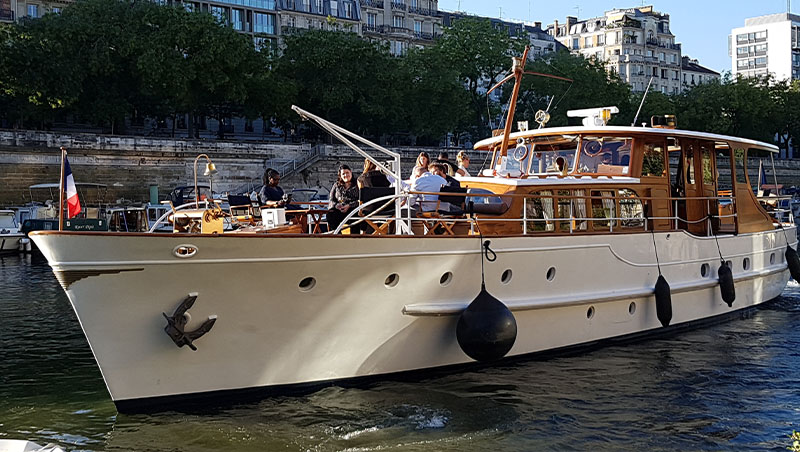 Dutch Motor Yacht, un des plus beaux yachts de la Seine à Paris