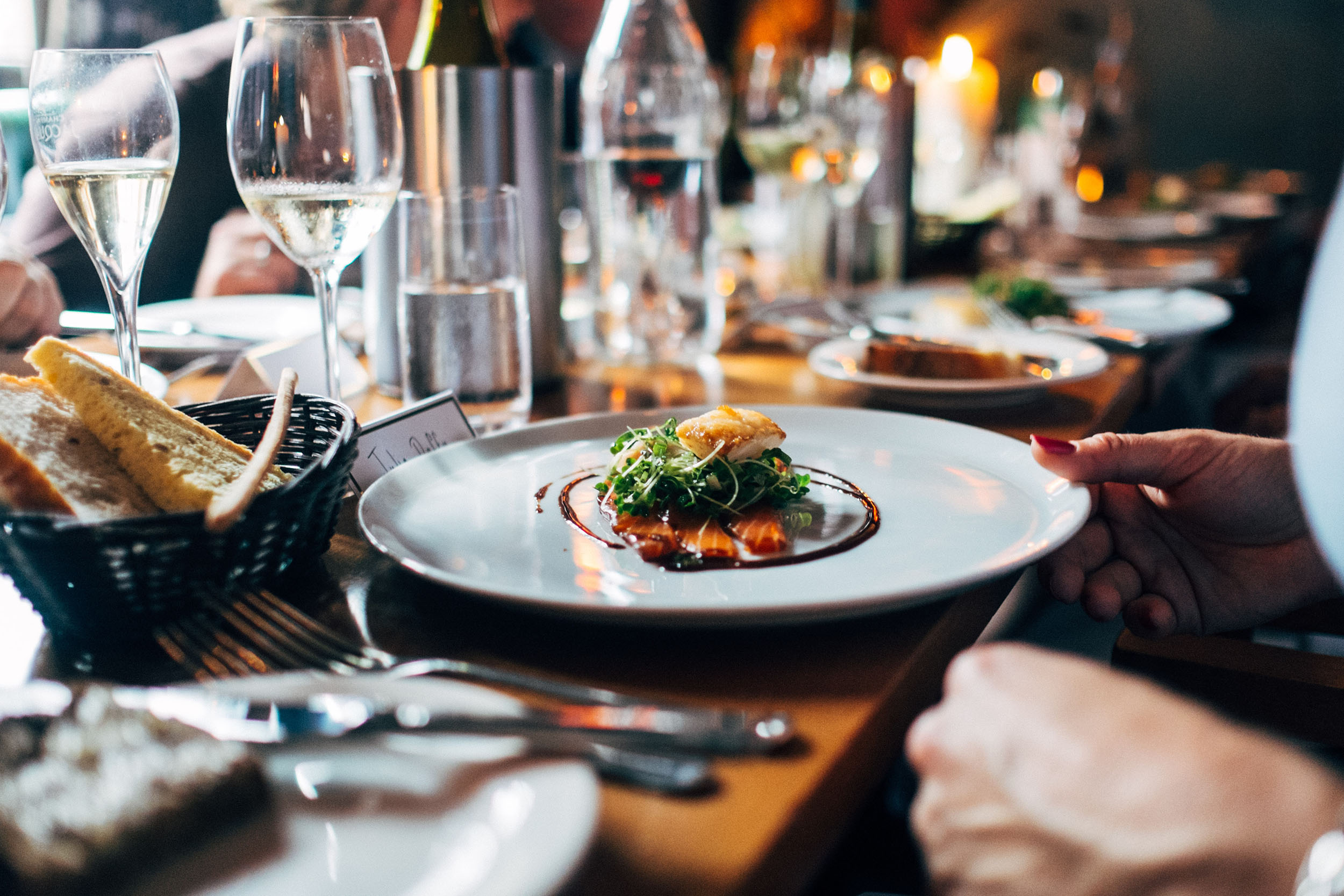 Repas gastronomique lors d'une croisière sur la Seine